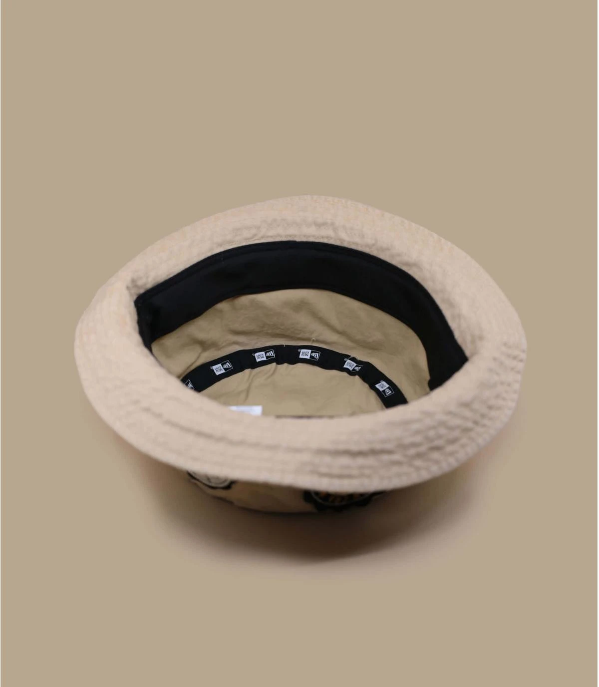 NEW ERA All Over Patch Bucket Milk 8 NEW ERA All Over Patch Bucket Milk – Image 6