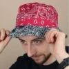 NEW ERA Bucket Paisley Scarlet 1 NEW ERA Bucket Paisley Scarlet -Monde Chapeau bucket paisley scarlet