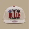 Mitchell & Ness Casquette Reframe Retro Snapback HWC Bulls Off White