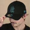 NEW ERA Neon Outline 9Forty NY Black Neon Blue -Monde Chapeau neon outline 9forty ny black neon blue