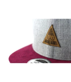 Snapback Boobs Alert Grey Burgundy -Monde Chapeau snapback boobs alert grey burgundysnapback20boobs20grise20bordeaux